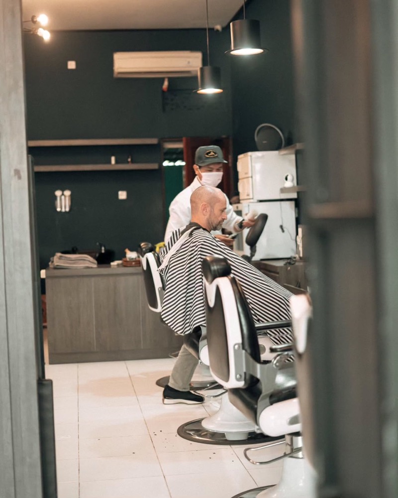Inside Alessandro Barbershop
